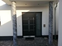 Säulen im Außenbereich mit einer Marmortechnik